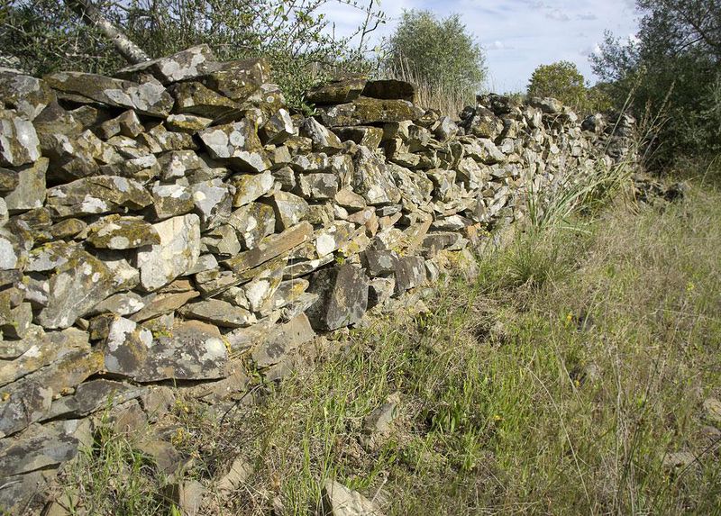 Datei:Trockenmauer Portugal-Periero 12-04 01.jpg